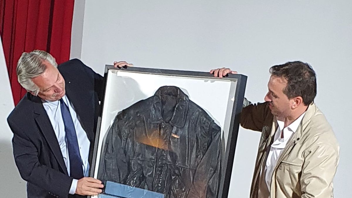 Alberto recibe la campera de Saúl Ubaldini. (Foto: archivo)