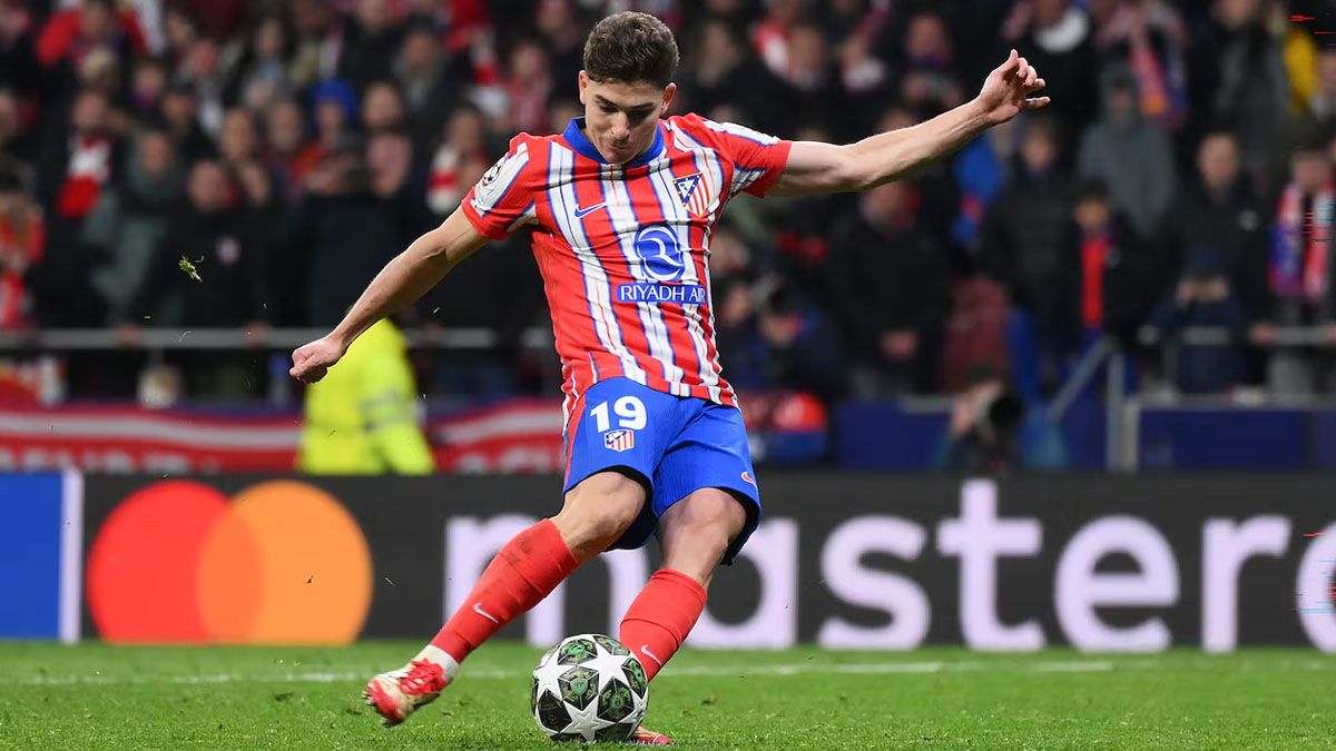 El penal de Julián Álvarez que cambió una regla del fútbol: la decisión de la IFAB que generó polémica