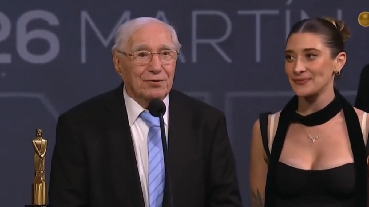 Enrique Macaya Márquez fue homenajeado por su trayectoria en los Premios Martín Fierro. (Foto: captura).