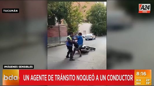 Video | Un taxista tiró de la moto a un agente de tránsito y éste lo noqueó de un solo golpe