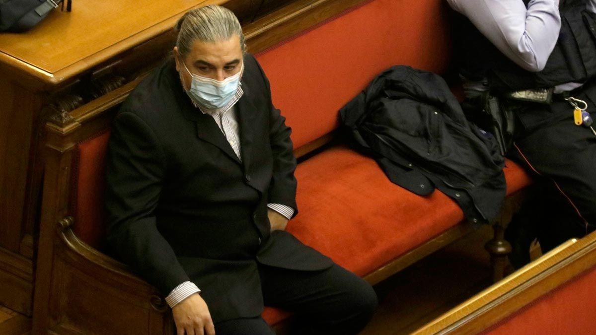 El hombre acusado de dejar morir a su pareja durante el juicio en la Audiencia de Barcelona. (Foto: La Vanguardia)&nbsp;