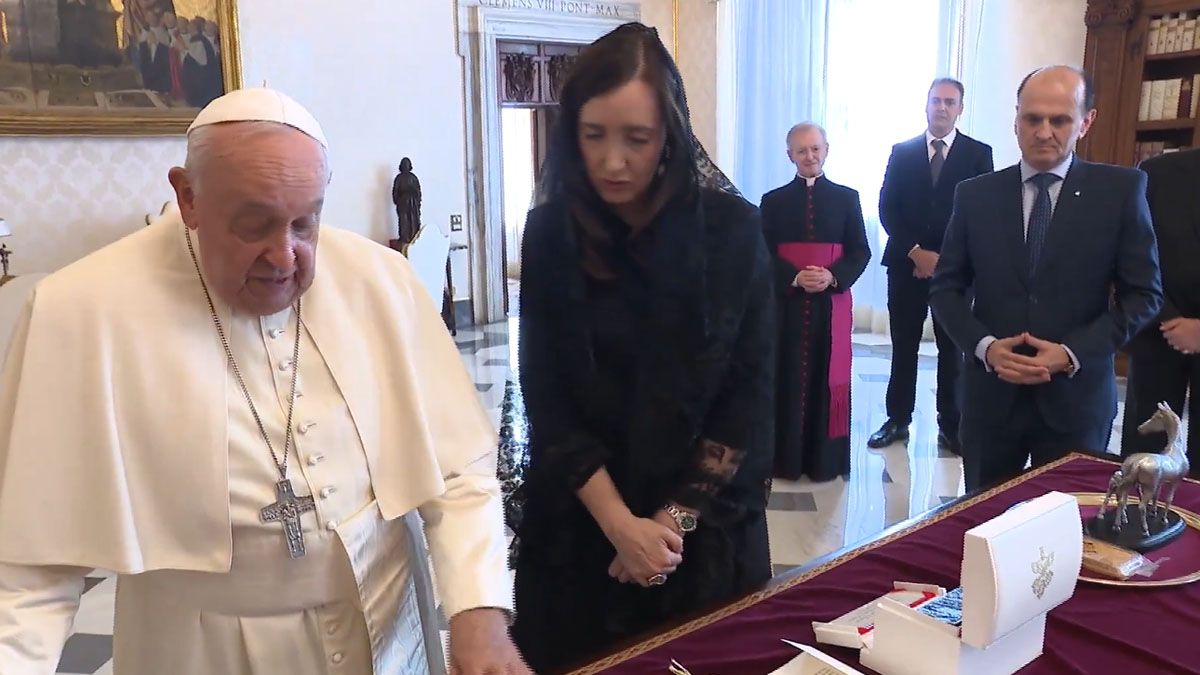 Los regalos que intercambiaron Victoria Villarruel y el papa Francisco. (Foto: captura de TV)