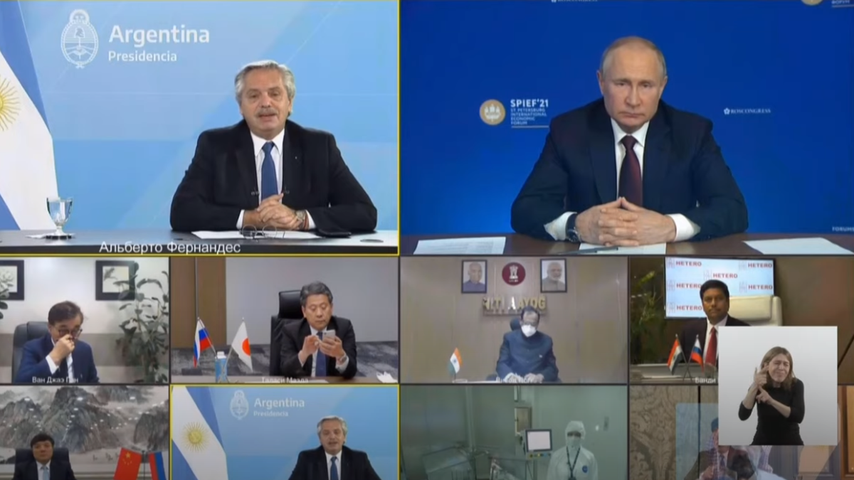 Alberto Fernández y Vladimir Putin, en el anunció de la producción de la Sputnik V en Argentina (Foto: captura de YouTube). Ambos presidentes podrían verse personalmente por primera vez en la primera semana de febrero durante los Juegos Olímpicos en China.