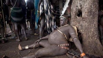 Más gordo, más lindo: la tradición de una tribu en África que premia al hombre más panzón