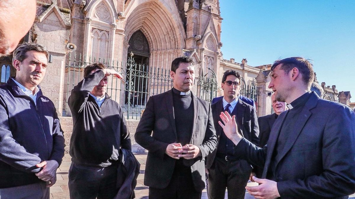 La delegación de la Nunciatura Apostóloca del Vaticano visitó la Basílica de Luján, en la provincia de Buenos, Aires, donde el Papa León XIV daría la misa multitudinaria de despedida en su visita a la Argentina. Foto: Presidencia.