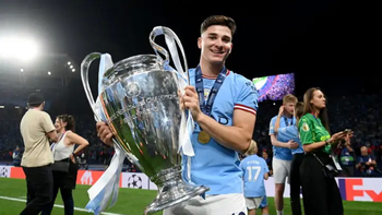 Julián Álvarez festejó la triple corona con el Manchester City. (Foto: Perfil)