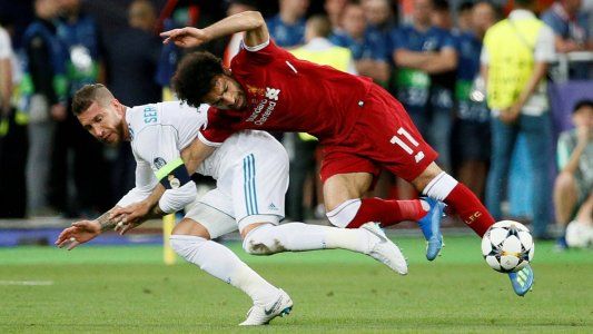 El momento de la lesión de Salah tras el choque con Sergio Ramos