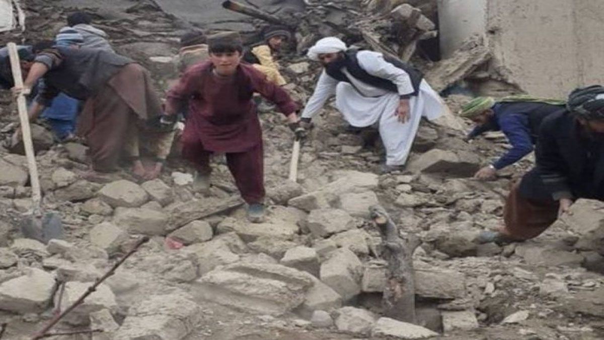 Personas buscan a víctimas atrapadas entre los escombros (Foto: twitter de Kabul News)
