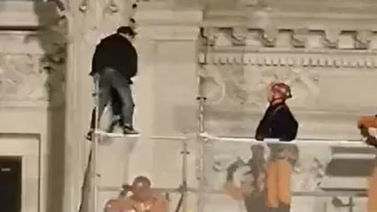 Tensión en el Congreso: un ex policía se subió a un andamio y amenazó con tirarse