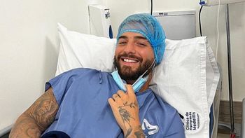 Maluma se mostró en silla de ruedas tras ser operado y explicó qué le pasó