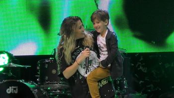 Jimena Barón reapareció en Uruguay y compartió escenario con su hijo Momo