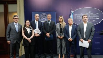 Manuel Adorni presentó el informe final del Consejo de Mayo en la Casa Rosada