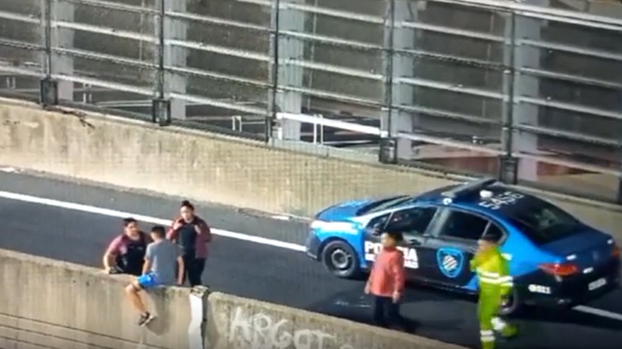 Video: policías de la Ciudad evitaron que un joven se tire al vacío desde la autopista 25 de mayo