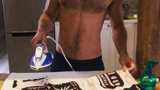 Qué galán mostró cómo se plancha las camisas