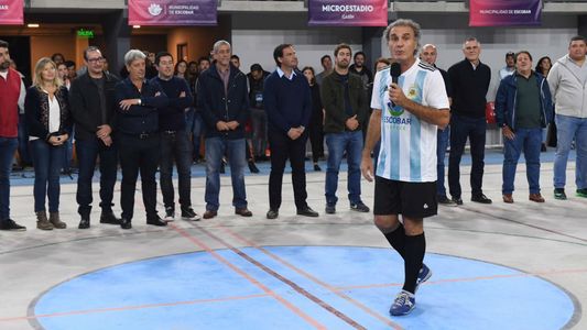 Los campeones del 86 volvieron a jugar al fútbol e inauguraron un microestadio en Escobar junto a artistas