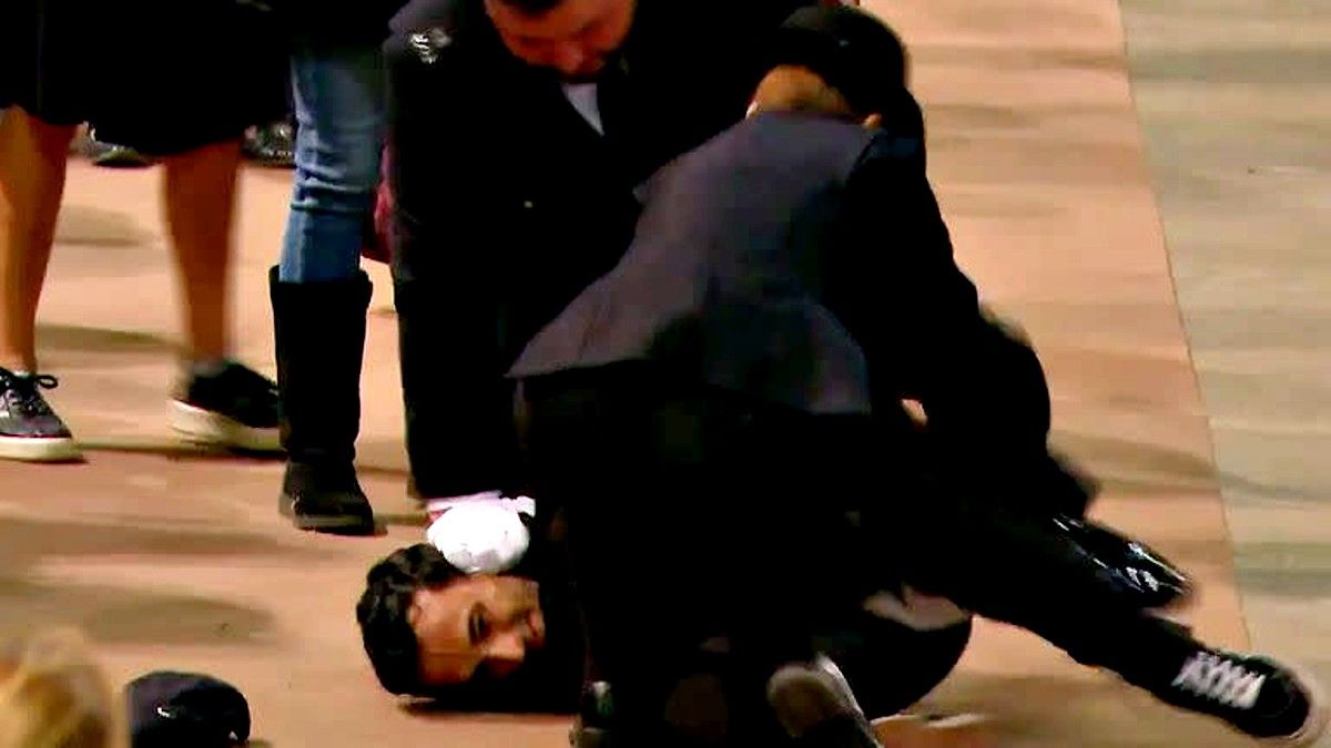 El impactante momento de la detención. Foto: s.yimg.com