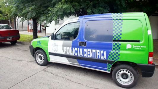 Hallaron a una mujer herida sobre una reja e investigan si fue arrojada desde el primer piso por su pareja