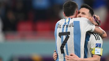 El abrazo entre De Paul y Messi apenas terminó el partido. (Foto: AFP) 
