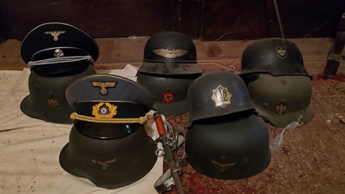 Una descompensación reveló un arsenal militar y objetos con simbología nazi en una casa de Flores. (Foto: Policía)
