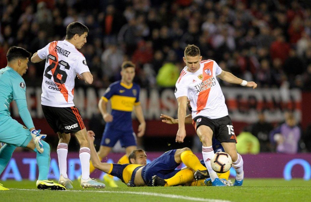Copa Libertadores: el VAR hizo de las suyas antes de los 5 minutos y River abrió la cuenta con un penal de Borré