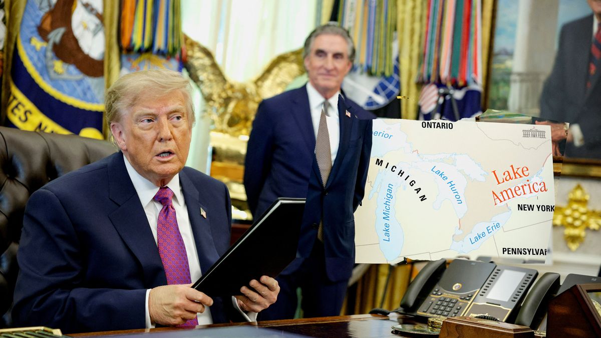 Trump muestra la carpeta con el decreto firmado. Detrás, una cartulina en la que muestra cómo rebautizó el lago que hace de límite entre Estados Unidos y Canadá. (Foto: Reuters)