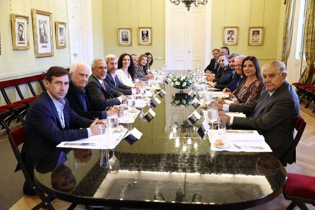 Peña recibió a los senadores en busca de “previsibilidad” pero el kirchnerismo pegó el faltazo