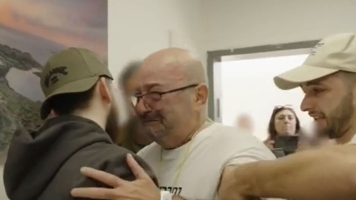 La emoción y el llanto de un rehén liberado y el reencuentro familiar. Mientras nada se sabe de la suerte de 24 rehenes a los que se los presume como muertos. (Foto: Gentileza Times Of Israel)