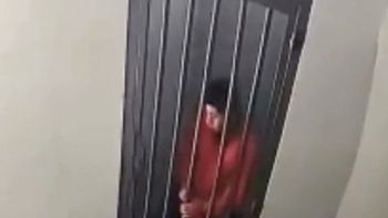 Se sacó las esposas y dobló los barrotes: la insólita fuga grabada de un preso en un calabozo de Avellaneda