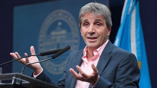 Luis Caputo: La gente va a tener que vender dólares para pagar impuestos y el peso va a ser la moneda fuerte