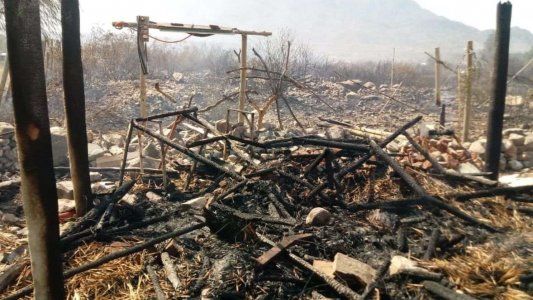 Así quedaron algunos quinchos tras ser alcanzadas por el fuego