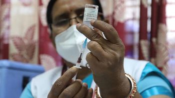 Ni Pfizer ni AstraZeneca: Provincia comprará 10 millones de dosis de otro laboratorio