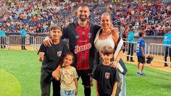 El jugador argentino Trejo, remueve los escombros con sus propias manos en el desesperado intento de hallar a su familia en La Guaira. (foto: Cuenta de Instagram de Trejo). El jugador argentino Trejo, remueve los escombros con sus propias manos en el desesperado intento de hallar a su familia en La Guaira. (foto: Cuenta de Instagram de Trejo).