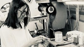 La diseñadora de zapatos artesanales premiada en el exterior