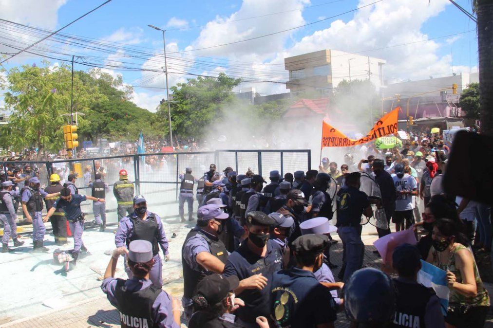 Los incidentes comenzaron luego de que el gobernador decretara la vuelta a la fase 1 de aislamiento (Foto: Télam).