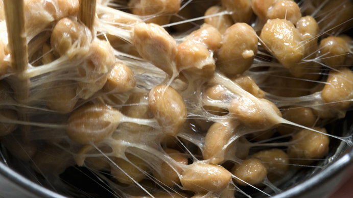 ¿Por qué aparecen telarañas blancas en los alimentos y qué significa realmente?