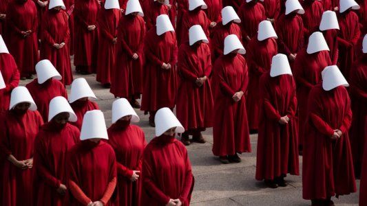 Dónde ver El Cuento de la Criada? The Handmaids Tale online