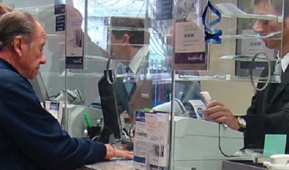 Los bancos abrirán viernes, lunes y martes para pagar a jubilados, pensionados y beneficiarios de AUH