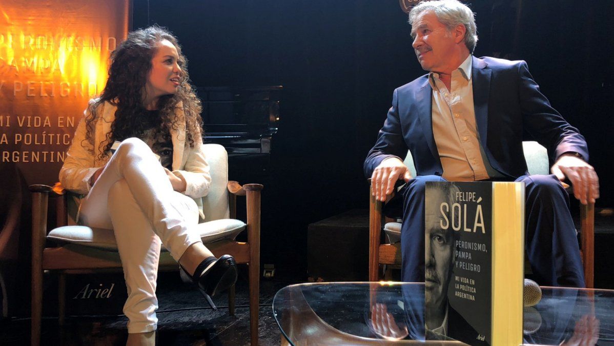 Mayra Arena atendió a Solá en la presentación de su propio libro: Usted no puede hacerse el boludo por el vaciamiento estatal