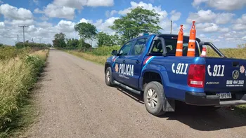 Santa Fe: un detenido saltó de un patrullero en movimiento y escapó con la pistola de un policía
