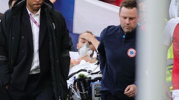 Christian Eriksen al retirarse del campo de juego. Christian Eriksen al retirarse del campo de juego.