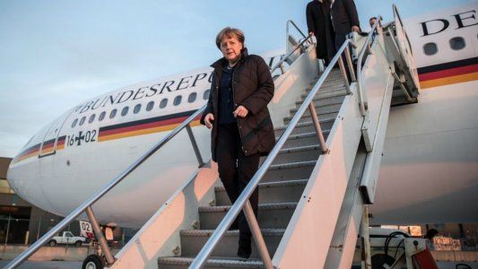 Después del retraso, Merkel llegó al país y se suma a la gala en el Colón