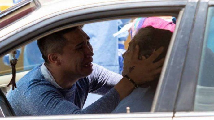 No presentó síntomas, en la mañana no podía respirar y murió en un estacionamiento del hospital