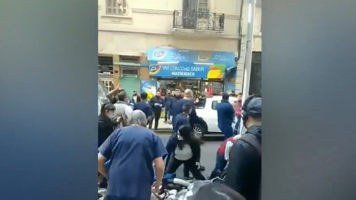 Batalla campal: Un grupo de sindicalistas se agarraron a las piñas del Sanatorio Güemes.