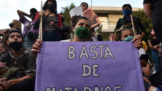 Horror en Monte Grande: un policía de la bonaerense asesinó a balazos a su pareja y luego se suicidó en plena calle