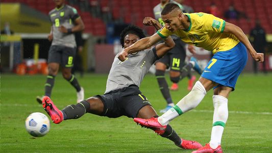 Con un final polémico, Brasil le ganó 2-0 a Ecuador y sigue con puntaje perfecto