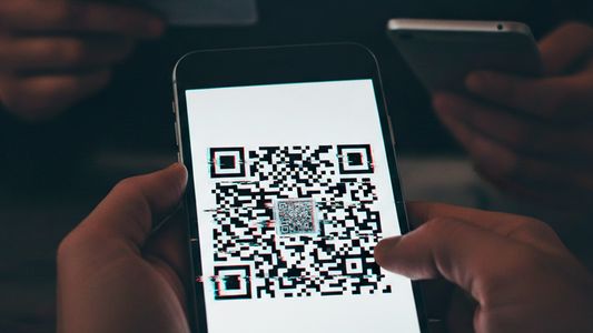 Cuidado al pagar: la nueva estafa con QR que vacía cuentas en segundos
