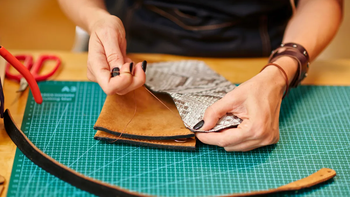 DIY de costura en casa: te enseño a coser una bandolera para niños usando unos jeans