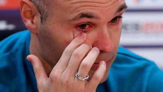Andrés Iniesta no pudo aguantar las lágrimas en el anuncio de su salida de Barcelona