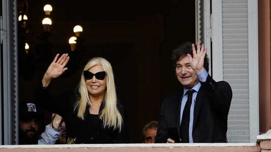 Javier Milei y Susana Giménez saludaron desde el balcón de Casa Rosada mientras se conocía el índice de pobreza