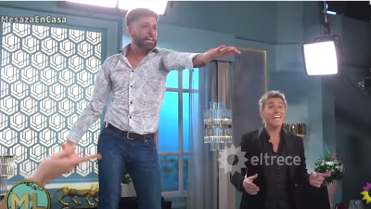 Martín Bossi descontroló la mesa de Mirtha Legrand y terminó parado en una silla